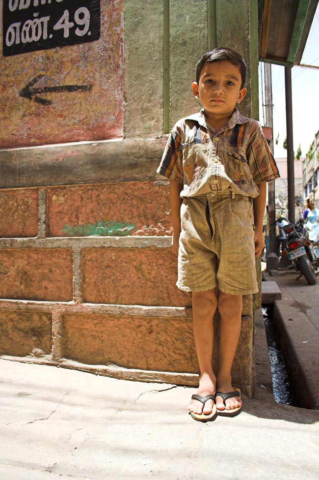 Enfant timide dans la rue - Juin 2006 - Trichy